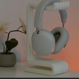 3D-printed wavy headphone stand holding over-ear headphones