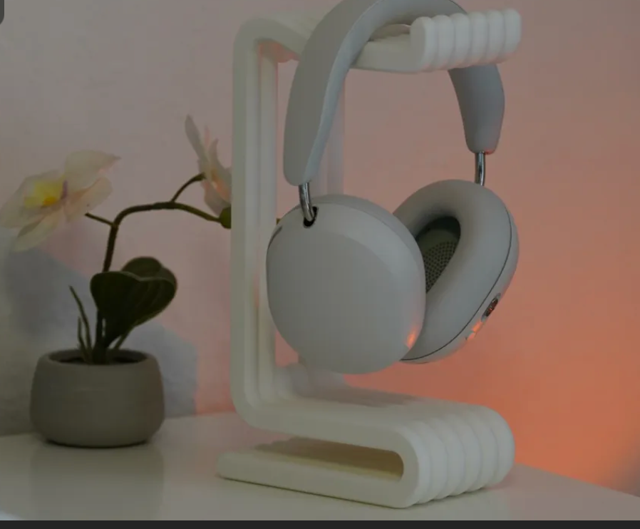 3D-printed wavy headphone stand holding over-ear headphones